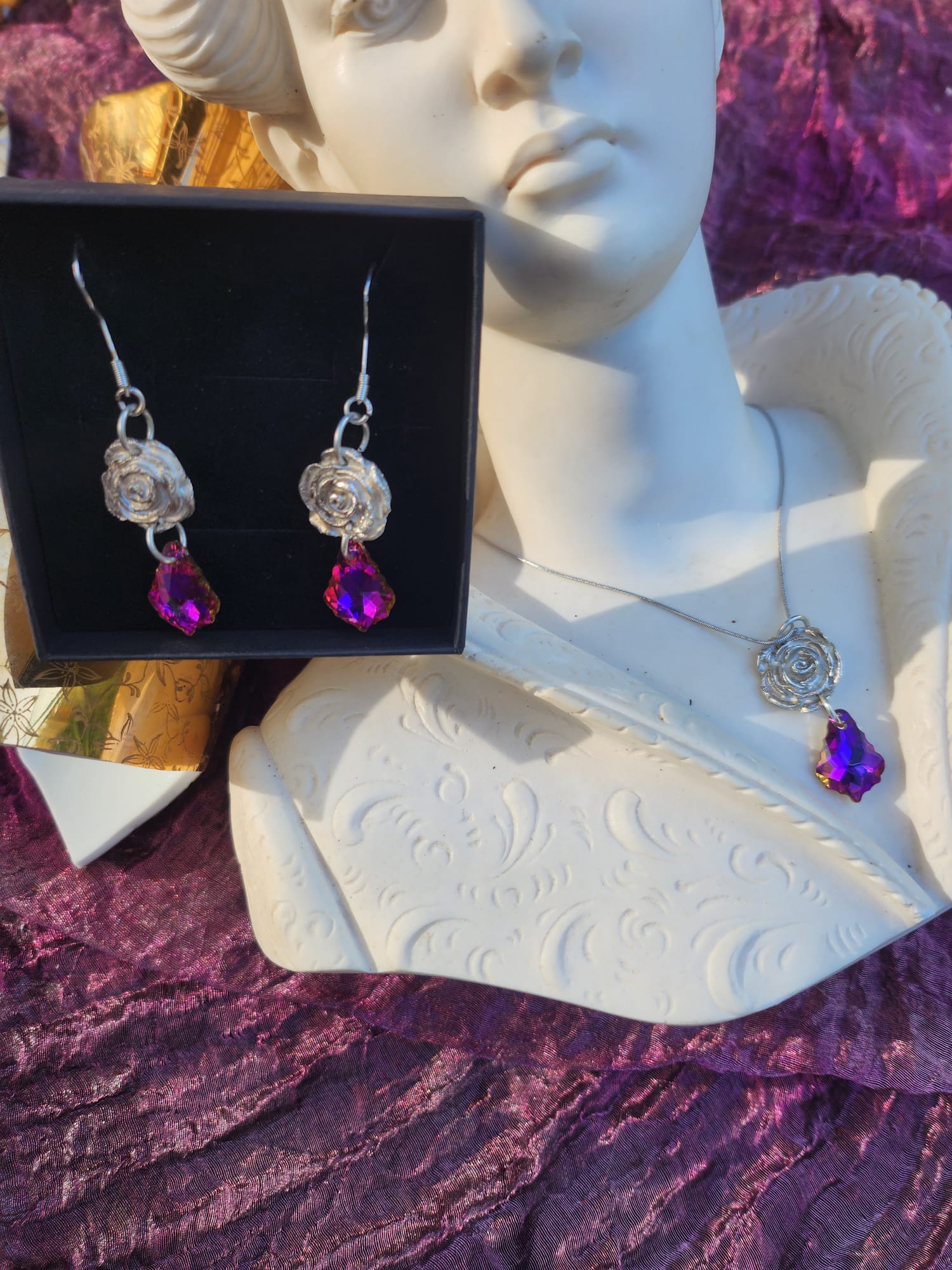 Conjunto de joyería de plata con cristal fucsia: collar y pendientes de rosa de plata fina 999 hechos a mano. Regalo de lujo de Fairycore. Conjunto de fantasía artesanal.
