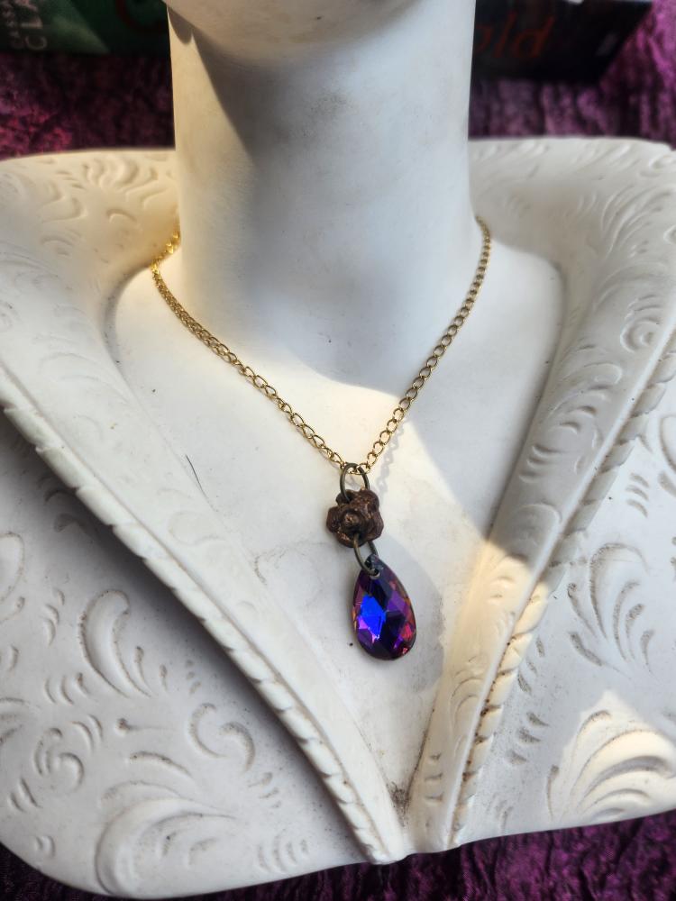 Coleção Rosarium - Pendente de rosa em bronze feito à mão com cristal fúcsia