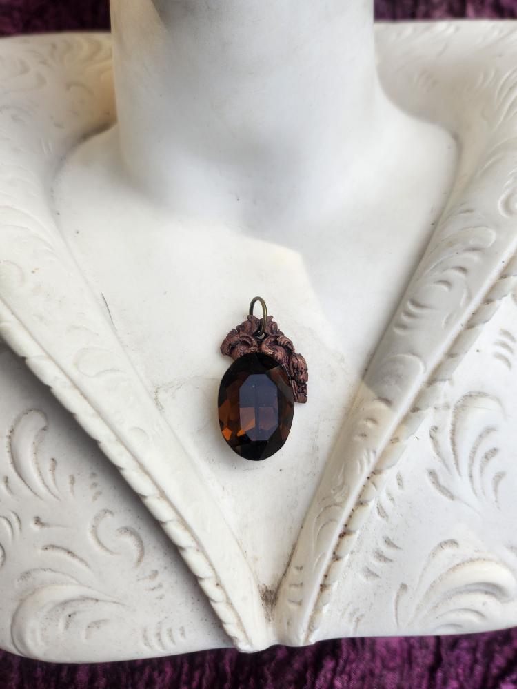 Coleção Ressonância Arcana – Pendente artesanal em cobre com cristal oval castanho