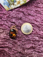 Coleção Ressonância Arcana – Pendente artesanal em cobre com cristal oval castanho