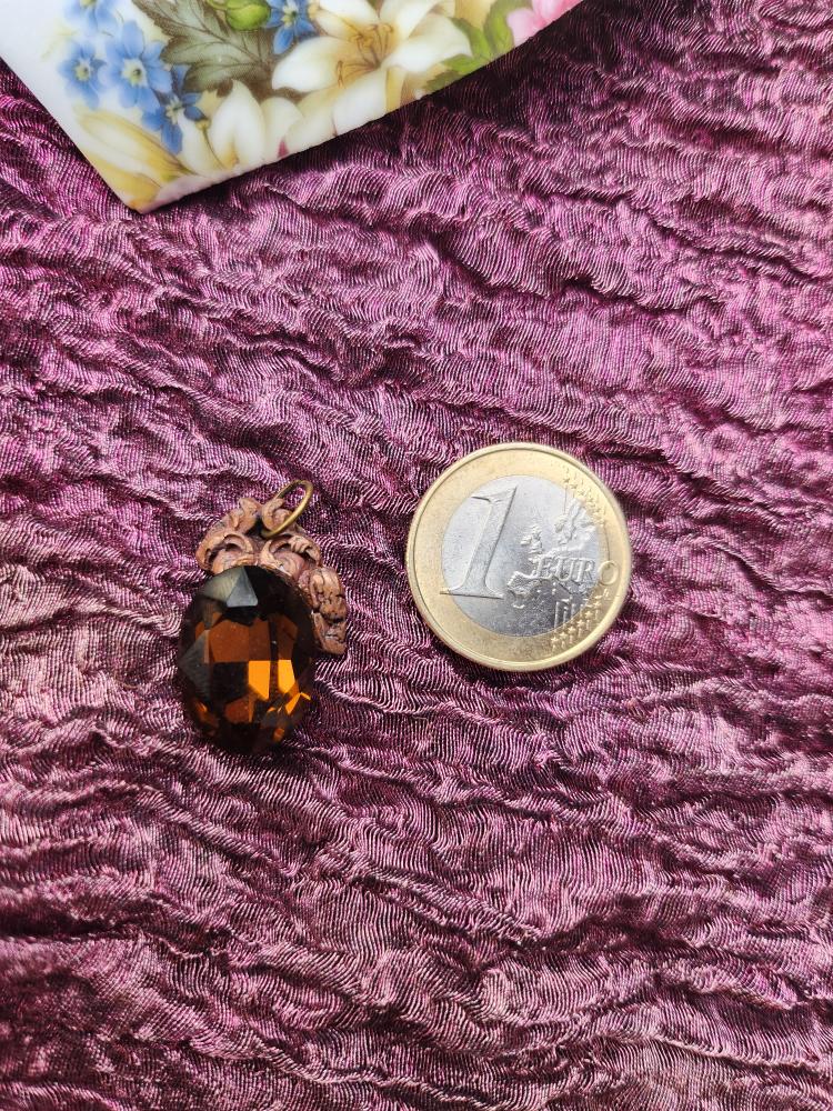 Coleção Ressonância Arcana – Pendente artesanal em cobre com cristal oval castanho