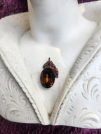 Coleção Ressonância Arcana – Pendente artesanal em cobre com cristal oval castanho