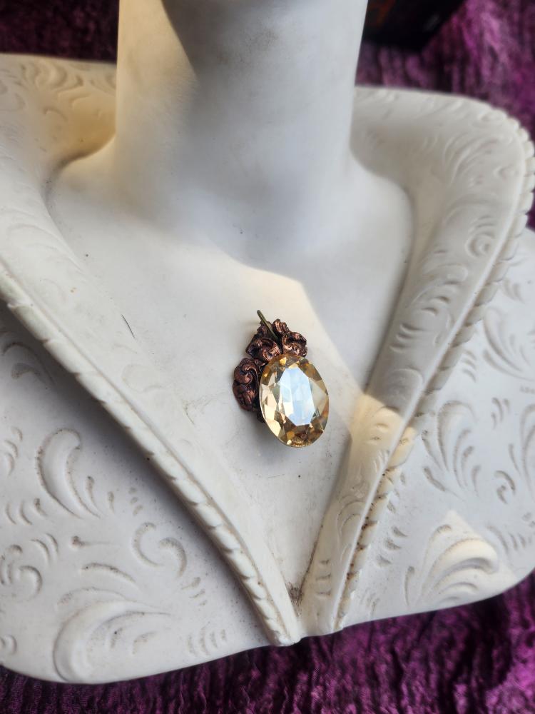 Coleção Ressonância Arcana – Pendente artesanal em cobre com cristal oval âmbar claro