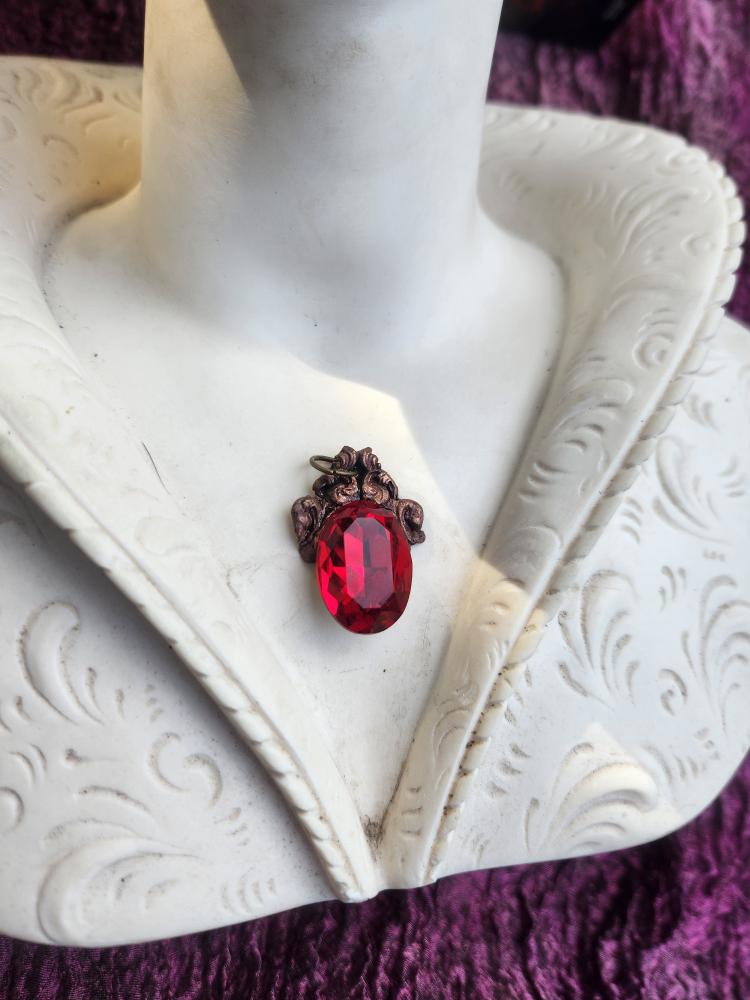 Coleção Ressonância Arcana – Pendente de cobre feito à mão com cristal oval vermelho