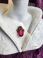 Coleção Ressonância Arcana – Pendente de cobre feito à mão com cristal oval vermelho