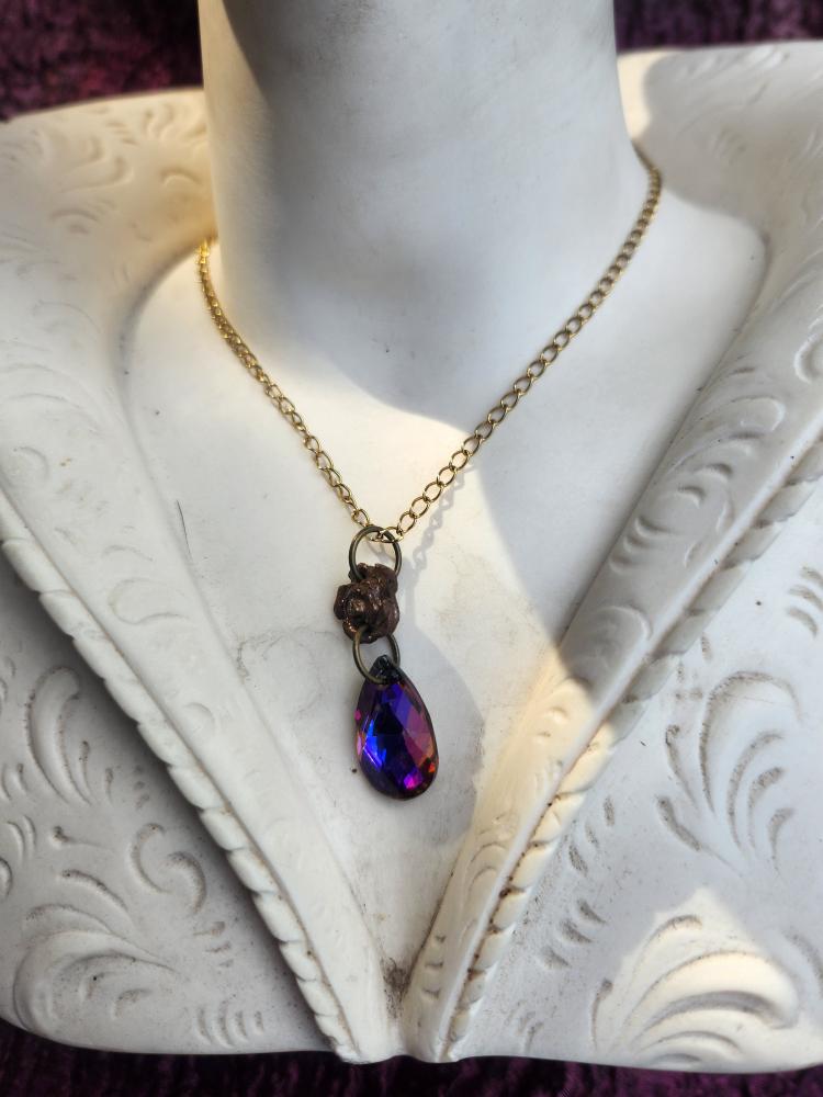 Coleção Rosarium - Pendente de rosa em bronze feito à mão com cristal fúcsia