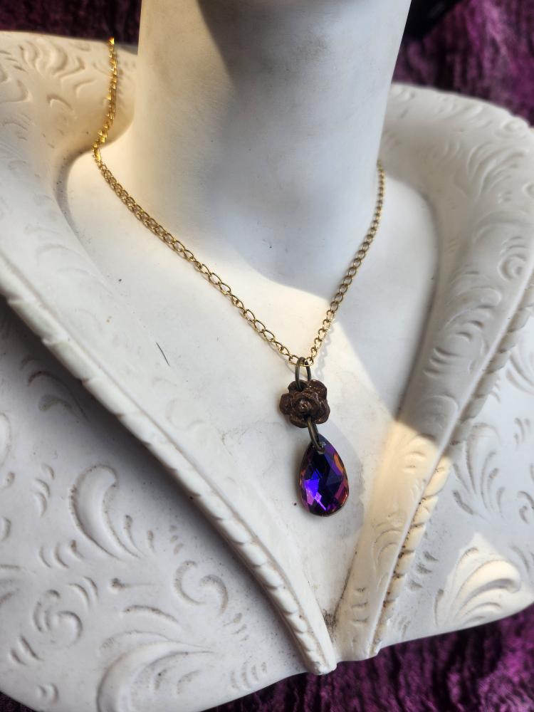 Coleção Rosarium - Pendente de rosa em bronze feito à mão com cristal fúcsia