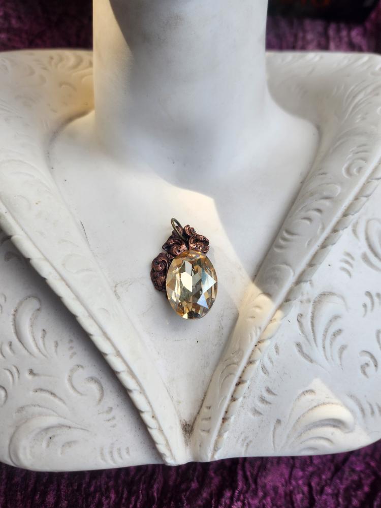 Coleção Ressonância Arcana – Pendente artesanal em cobre com cristal oval âmbar claro