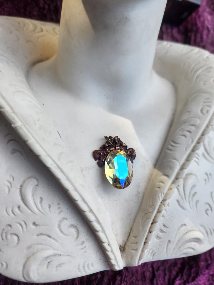 Coleção Ressonância Arcana – Pendente de cobre feito à mão com cristal oval iridescente