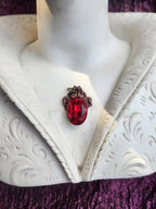 Coleção Ressonância Arcana – Pendente de cobre feito à mão com cristal oval vermelho