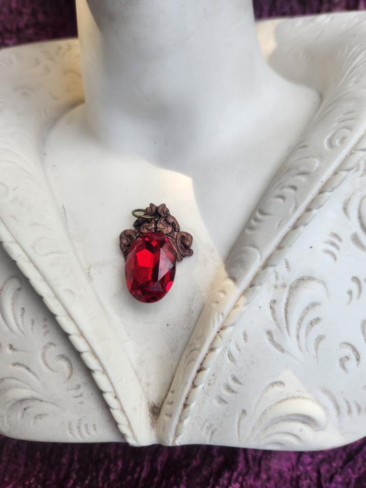 Coleção Ressonância Arcana – Pendente de cobre feito à mão com cristal oval vermelho