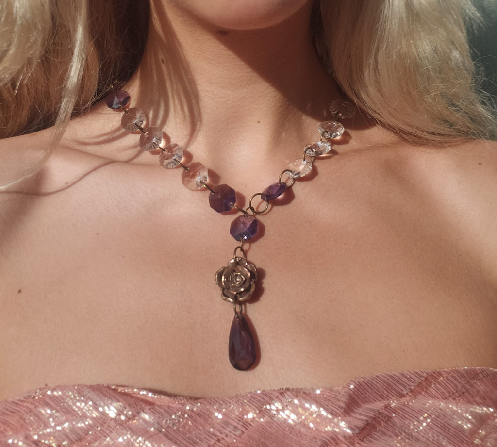 Collar Jardín de Medianoche – Colgante de Bronce con Cristales Morados – Joyería Fairycore – Regalo Romántico Boho – Amuleto de Rosa