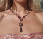 Collar Jardín de Medianoche – Colgante de Bronce con Cristales Morados – Joyería Fairycore – Regalo Romántico Boho – Amuleto de Rosa