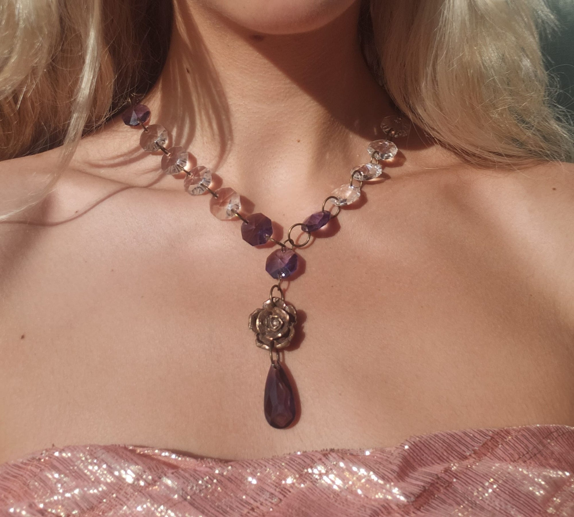 Collar Jardín de Medianoche – Colgante de Bronce con Cristales Morados – Joyería Fairycore – Regalo Romántico Boho – Amuleto de Rosa