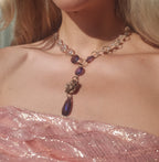 Collar Jardín de Medianoche – Colgante de Bronce con Cristales Morados – Joyería Fairycore – Regalo Romántico Boho – Amuleto de Rosa