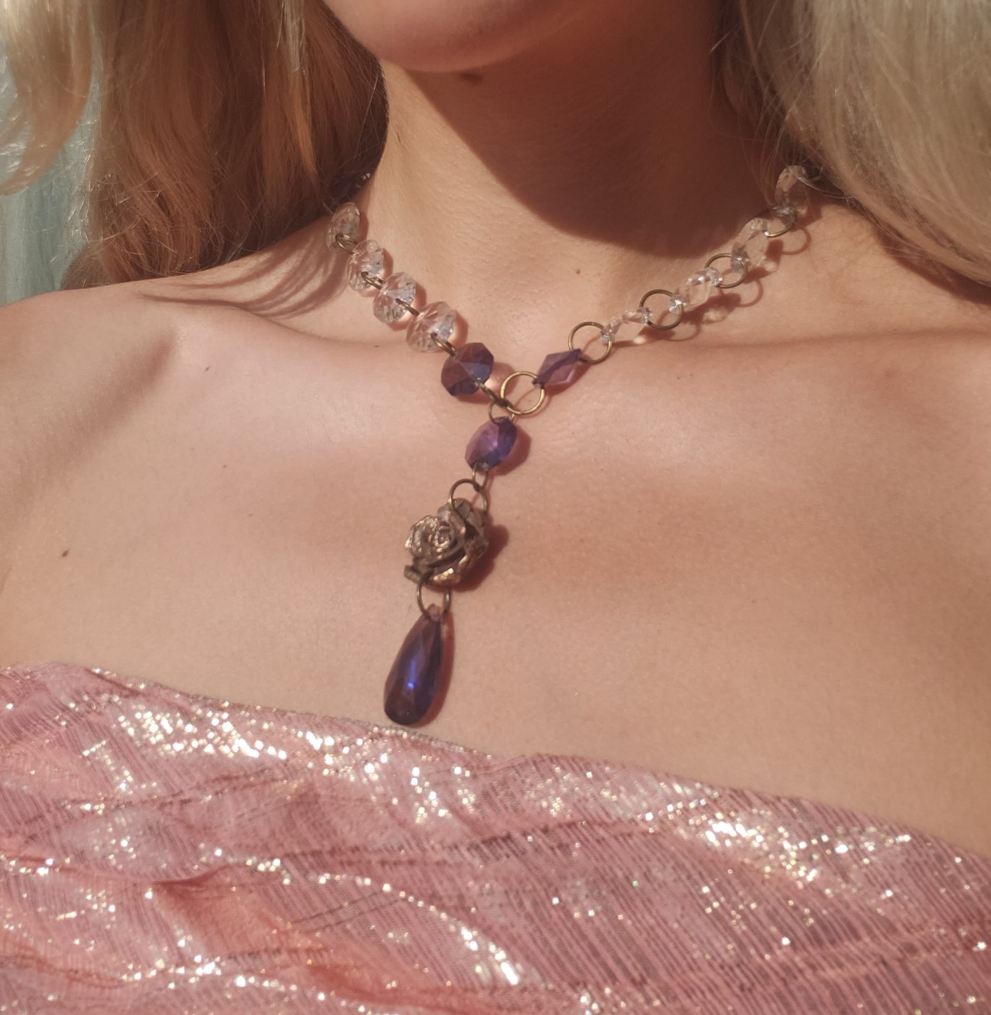 Collar Jardín de Medianoche – Colgante de Bronce con Cristales Morados – Joyería Fairycore – Regalo Romántico Boho – Amuleto de Rosa