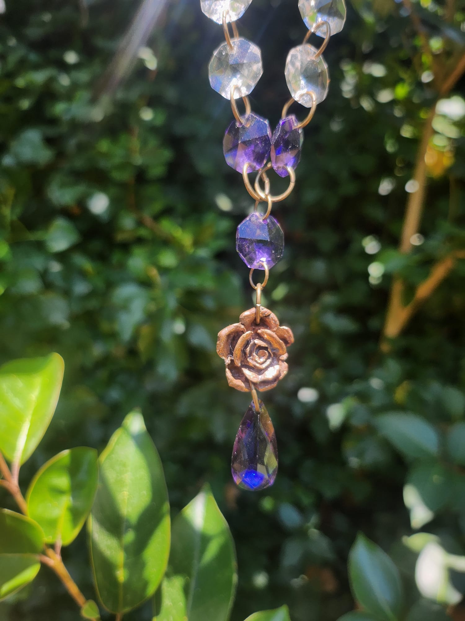 Collar Jardín de Medianoche – Colgante de Bronce con Cristales Morados – Joyería Fairycore – Regalo Romántico Boho – Amuleto de Rosa