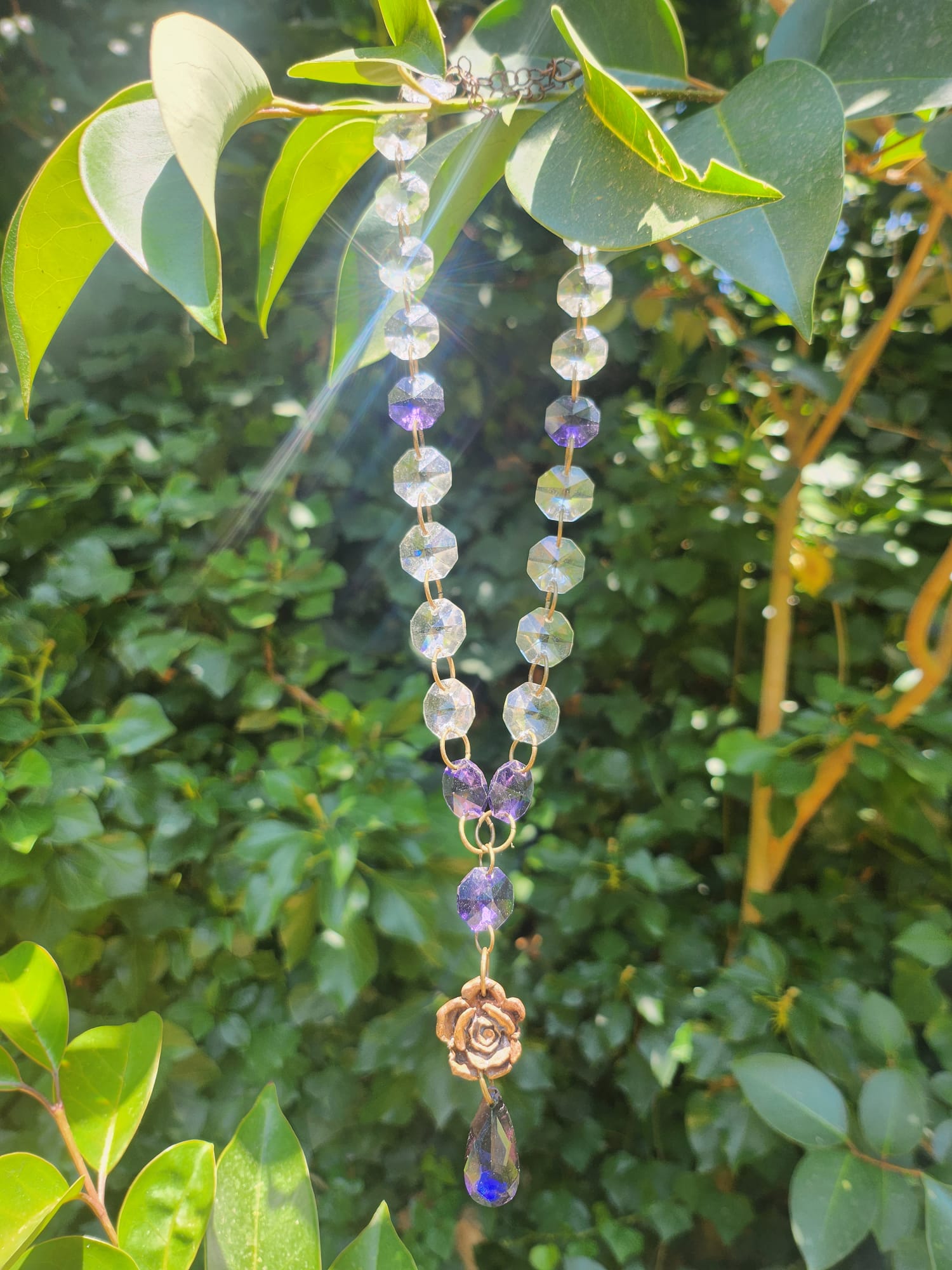 Collar Jardín de Medianoche – Colgante de Bronce con Cristales Morados – Joyería Fairycore – Regalo Romántico Boho – Amuleto de Rosa