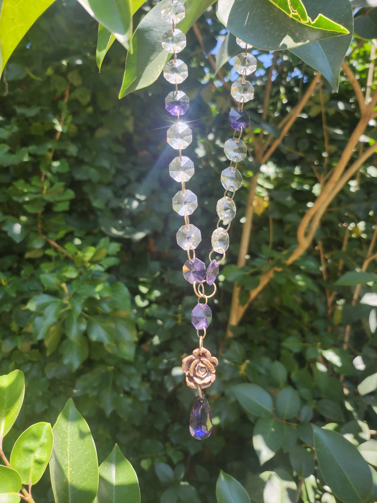 Collar Jardín de Medianoche – Colgante de Bronce con Cristales Morados – Joyería Fairycore – Regalo Romántico Boho – Amuleto de Rosa