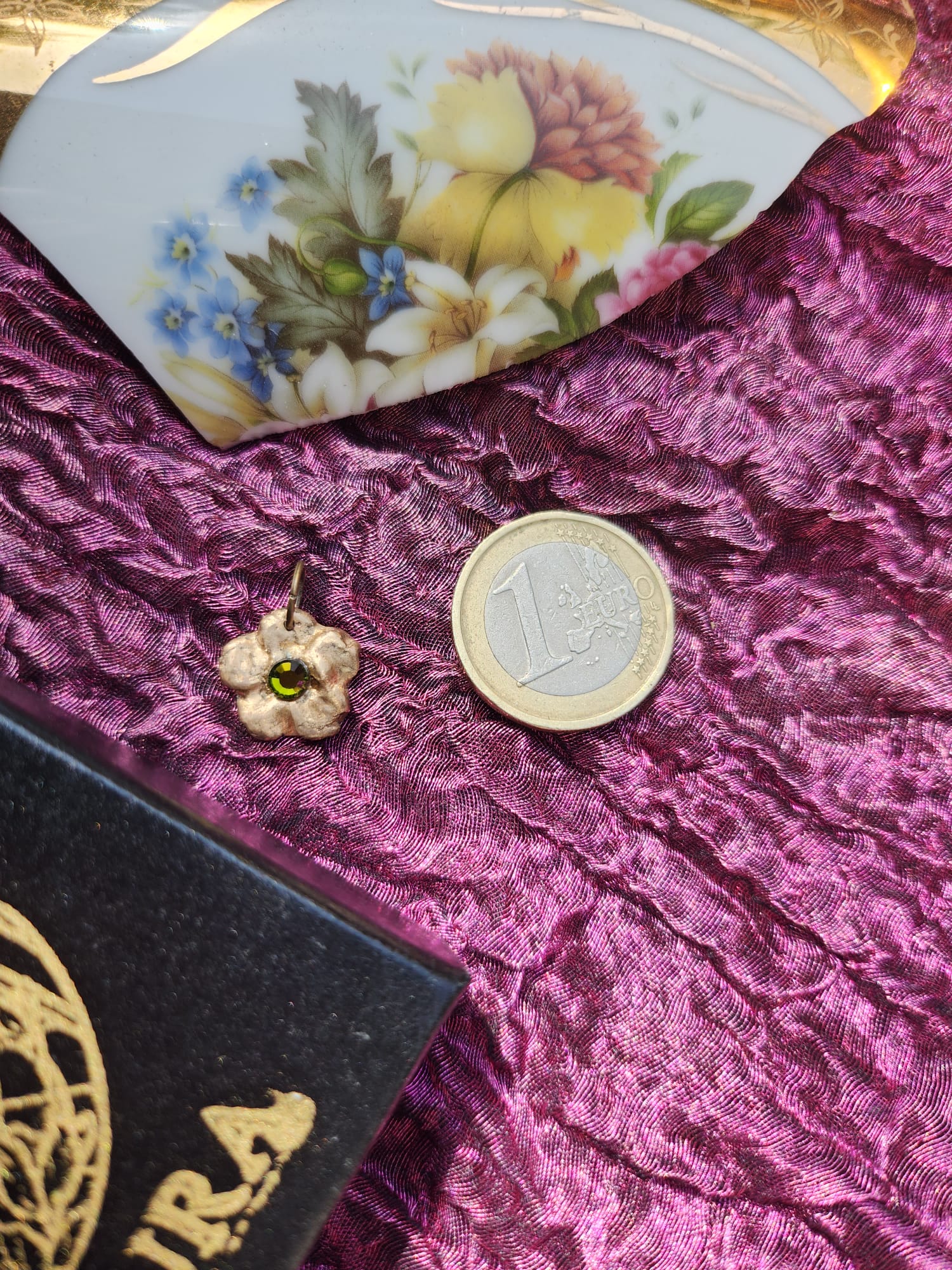 Coleção Flor Eterna – Pendente Flor em Bronze Feito à Mão com Cristal Verde