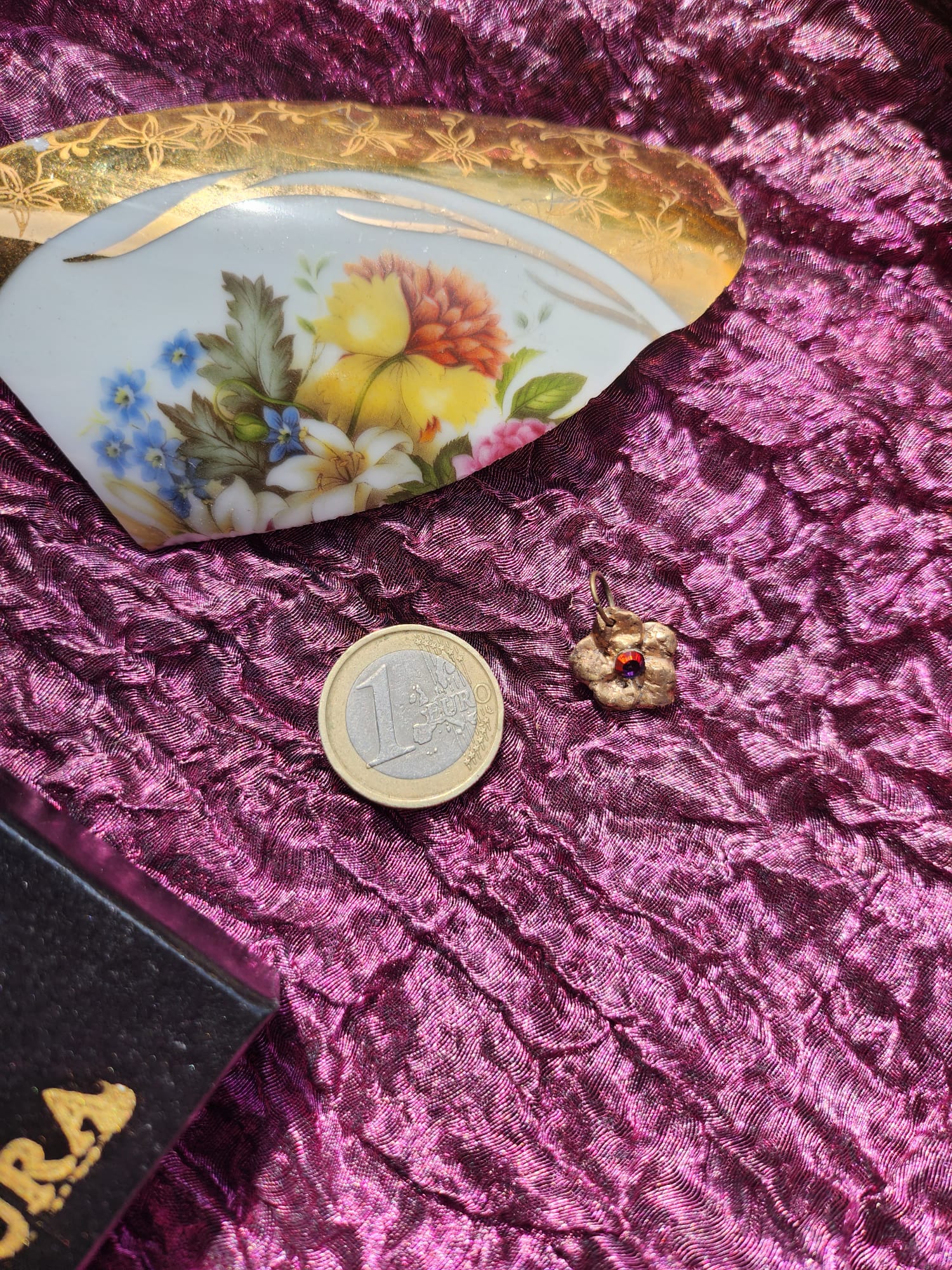 Coleção Flor Eterna – Pendente Flor em Bronze Feito à Mão com Cristais Multicoloridos