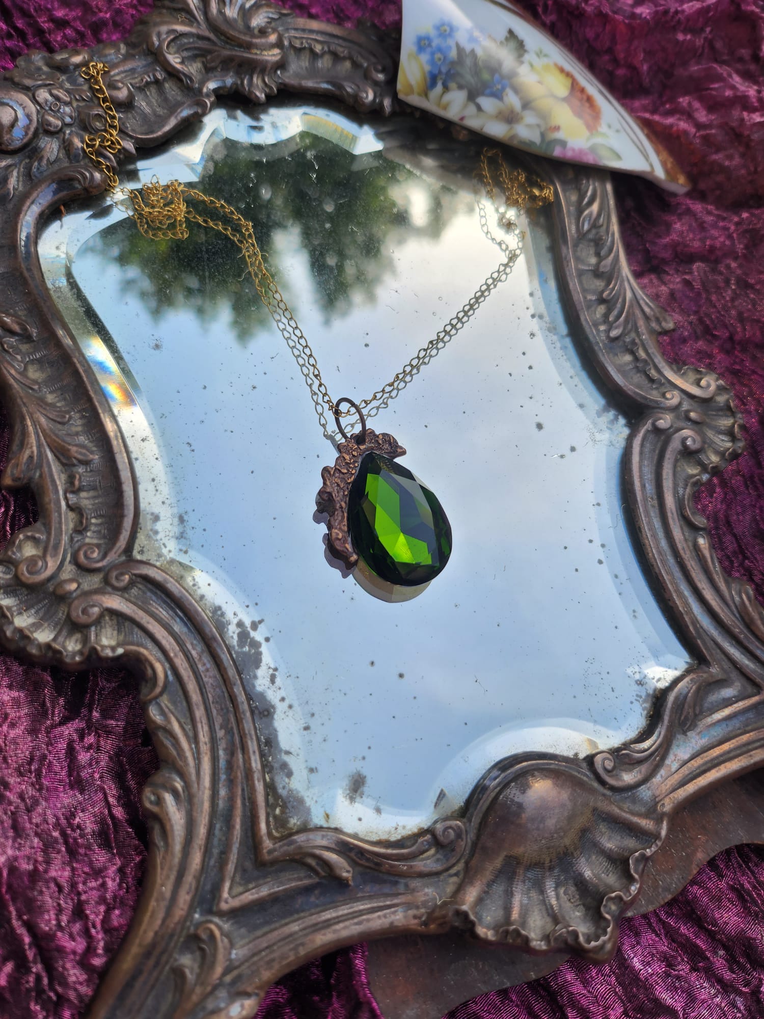 Colgante de lágrima verde esmeralda – Collar de bronce con forma de bosque – Joyería de brujas – Regalo de hadas hecho a mano