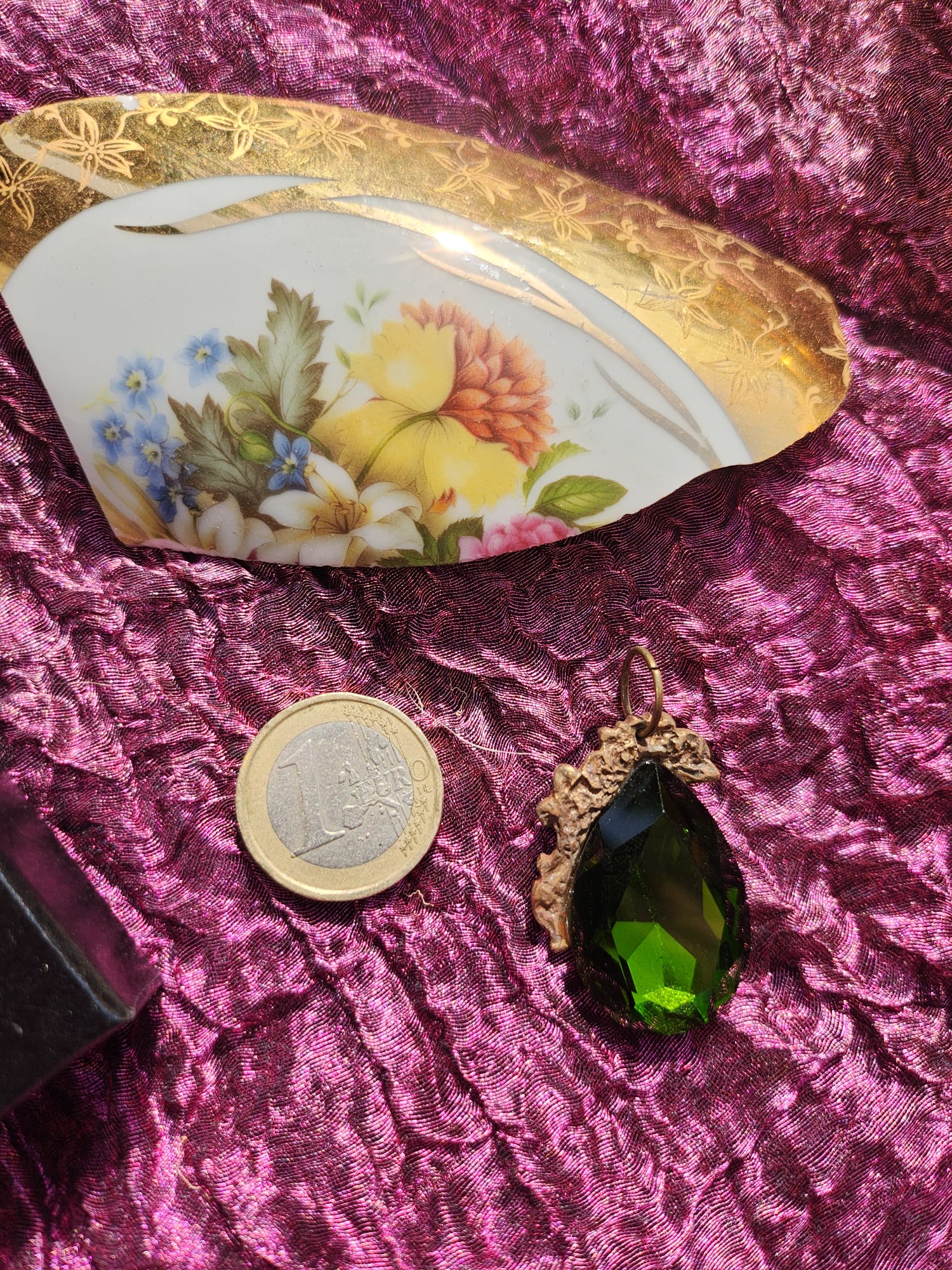 Colgante de lágrima verde esmeralda – Collar de bronce con forma de bosque – Joyería de brujas – Regalo de hadas hecho a mano