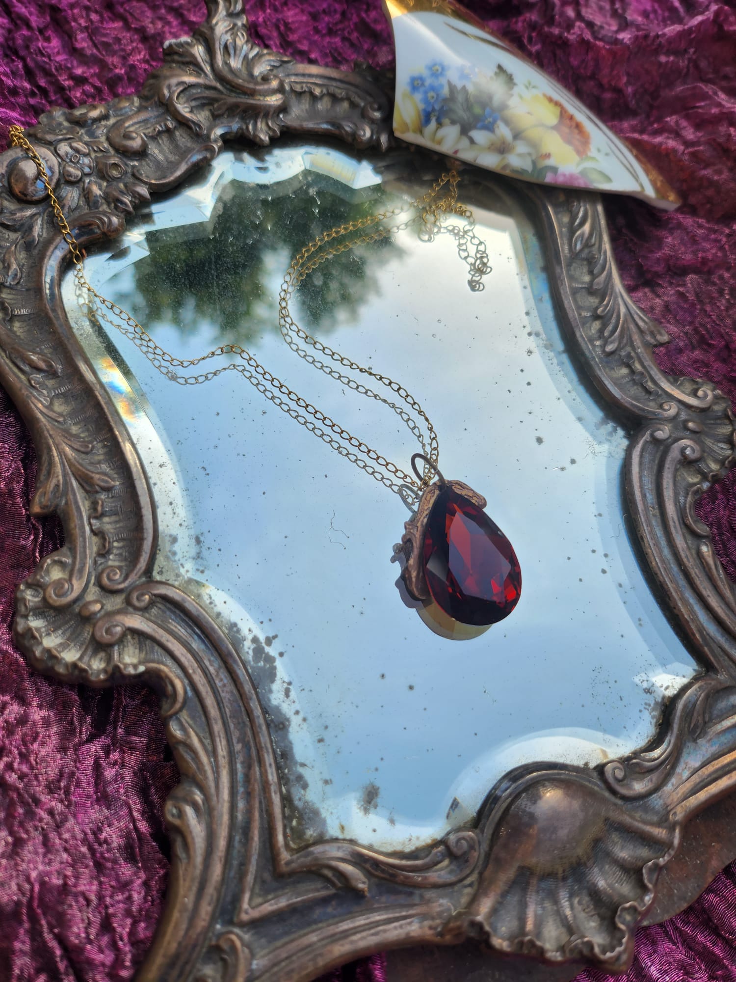 Coleção Barroca Mística – Pendente artesanal em bronze com cristal castanho em forma de lágrima