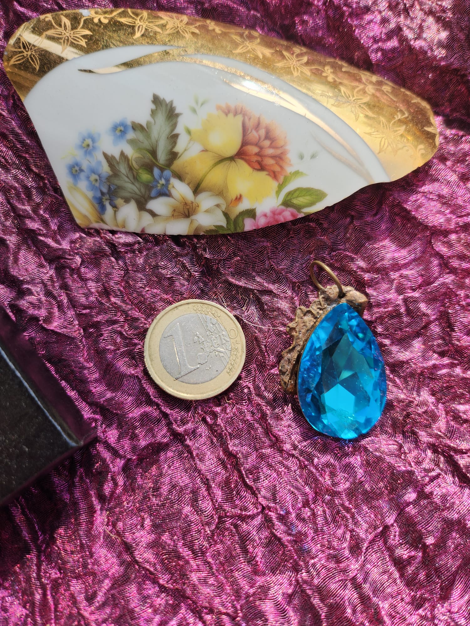 Colgante de cristal en forma de lágrima – Collar de bronce azul rey – Joyería de bruja hecha a mano – Regalo de hadas para ella