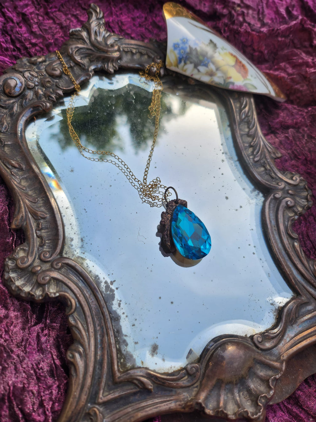 Colgante de cristal en forma de lágrima – Collar de bronce azul rey – Joyería de bruja hecha a mano – Regalo de hadas para ella