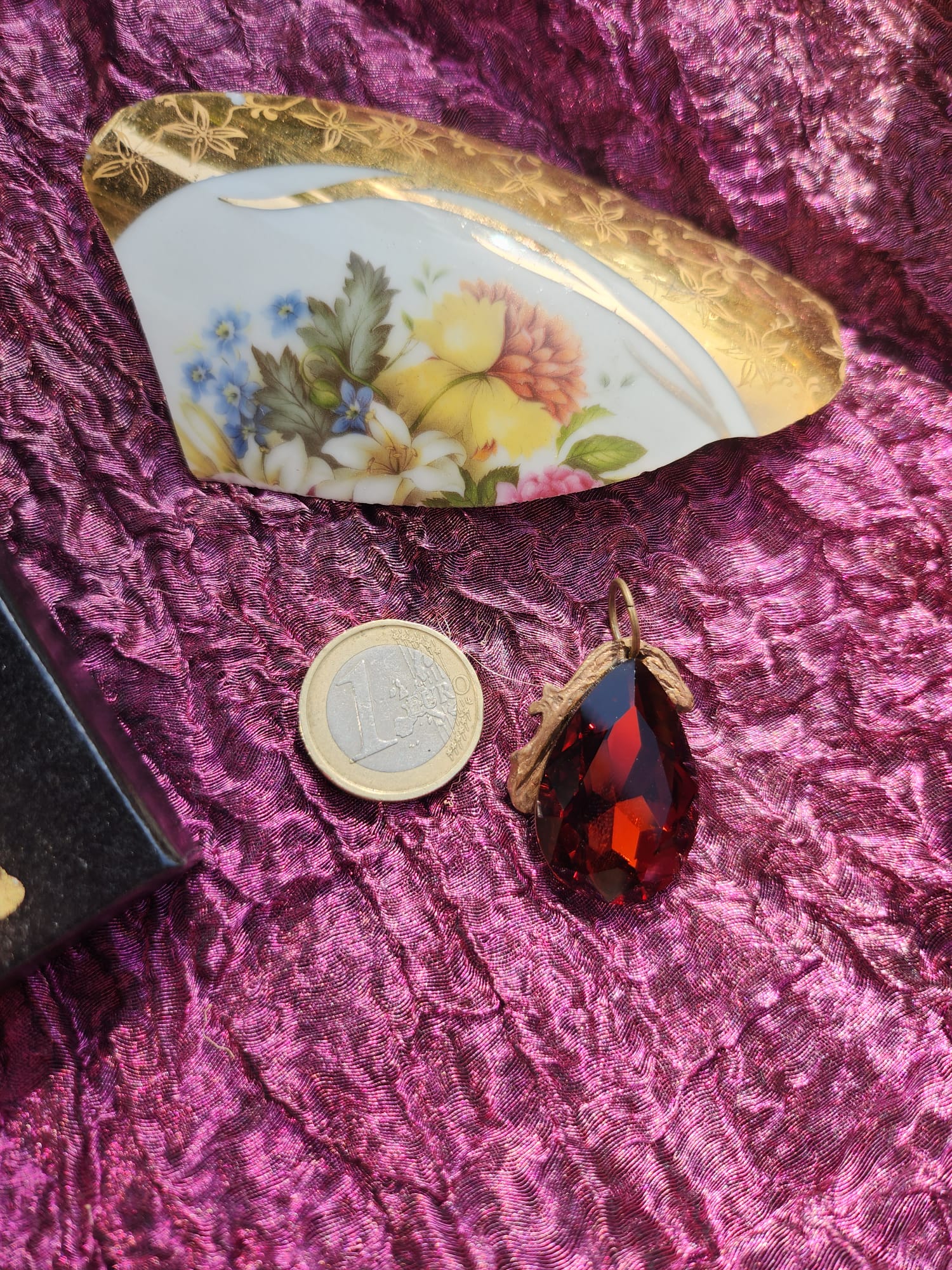 Coleção Barroca Mística – Pendente artesanal em bronze com cristal castanho em forma de lágrima