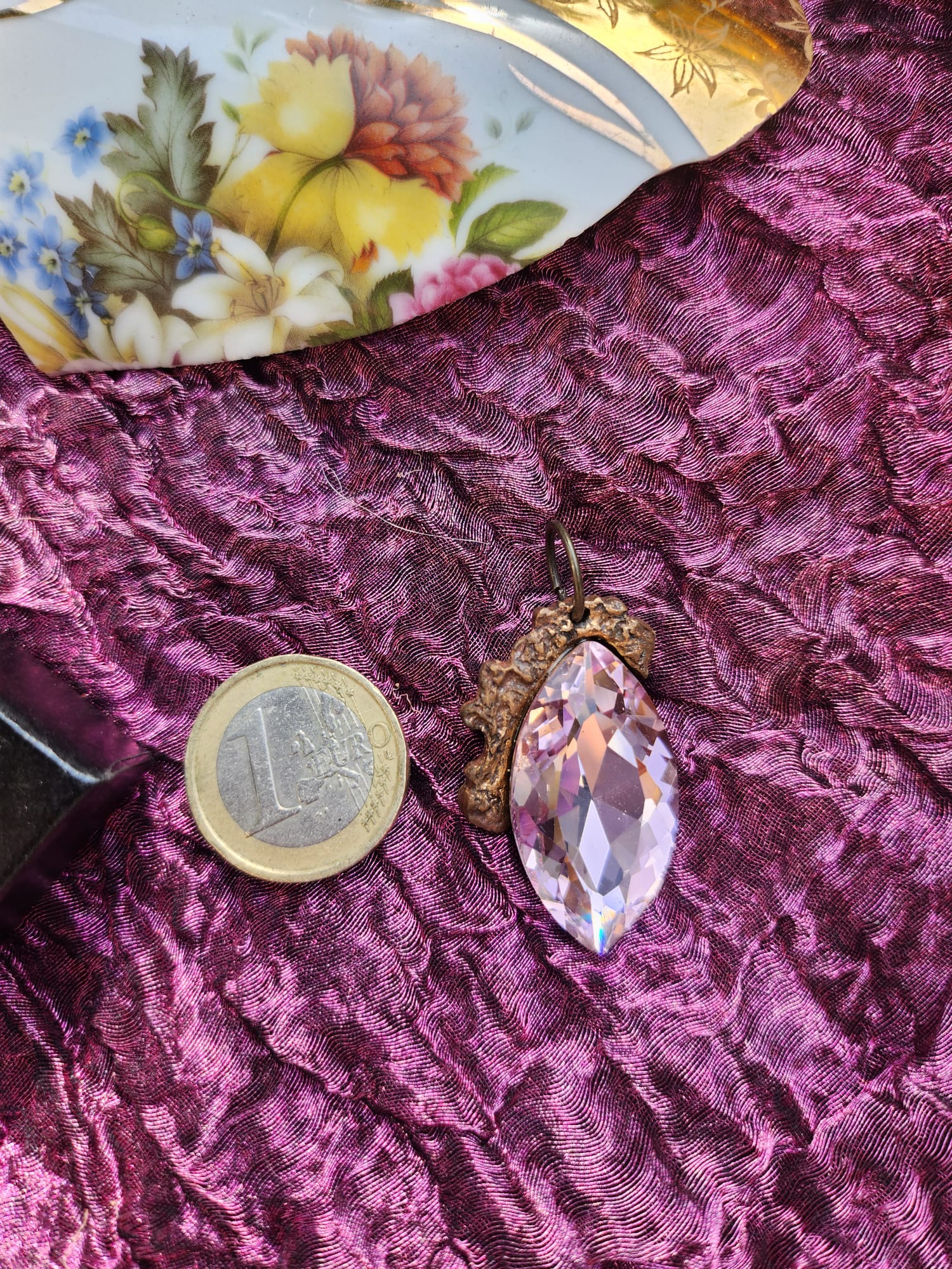 Coleção Barroca Mística – Pendente artesanal em bronze com cristal rosa claro em corte marquise.