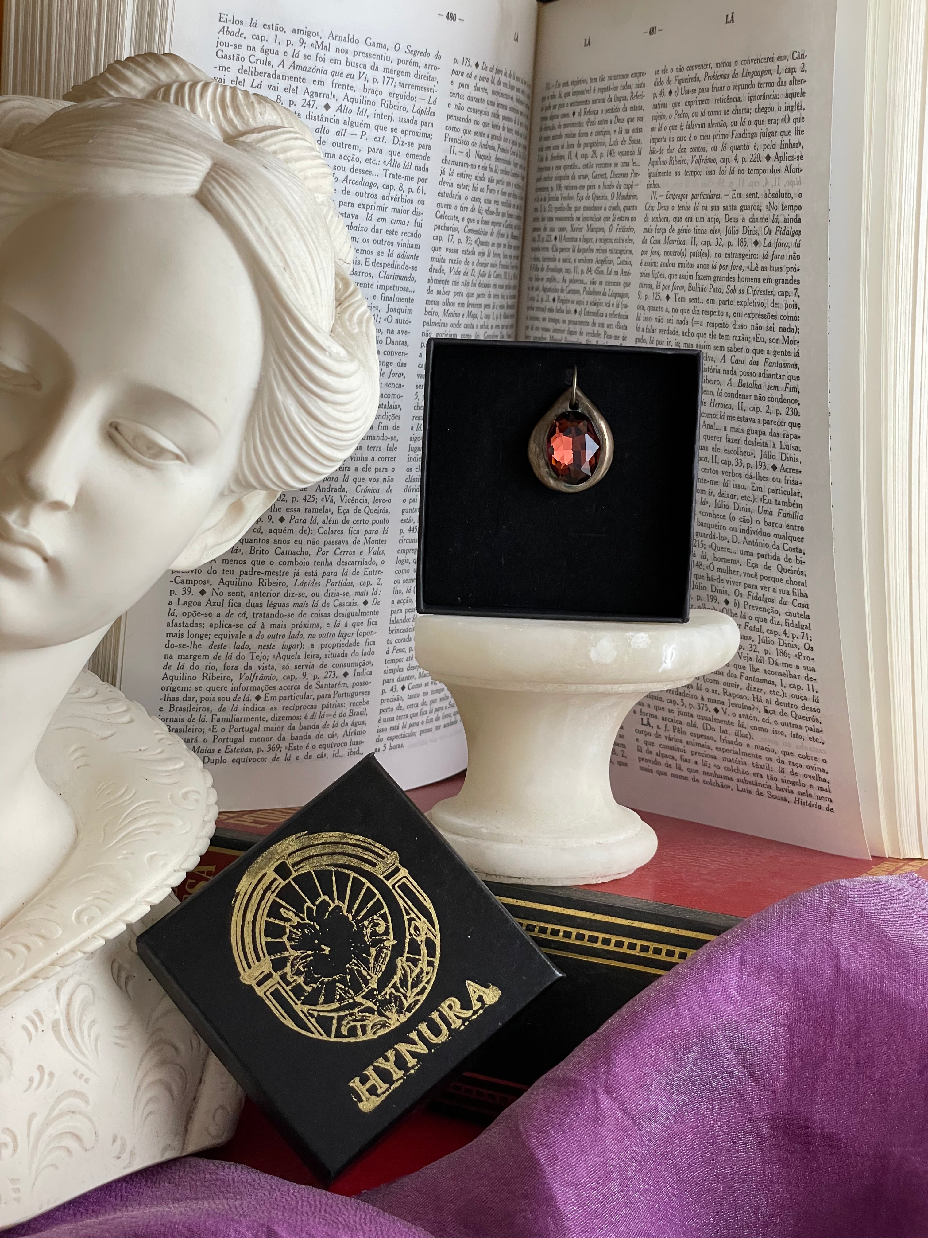 Pendente artesanal em bronze com pendente de cristal castanho.