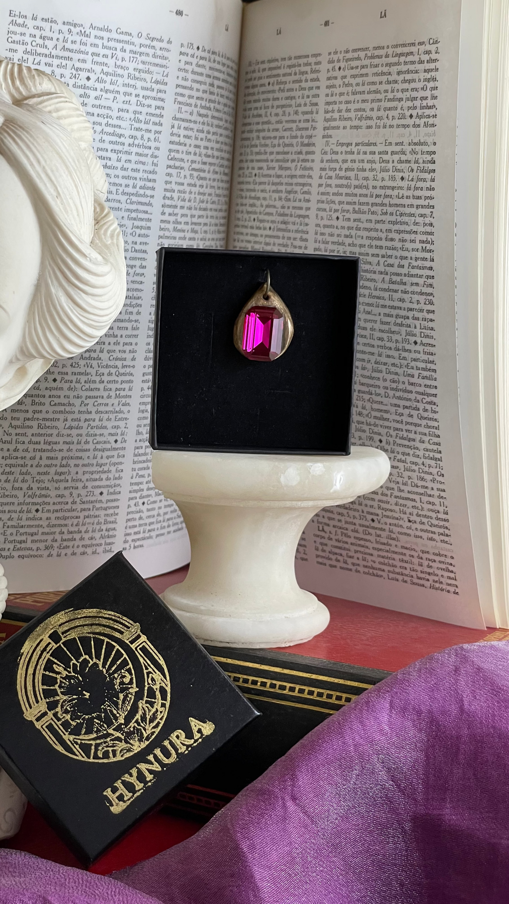 Colgante de bronce hecho a mano con cristal fucsia.