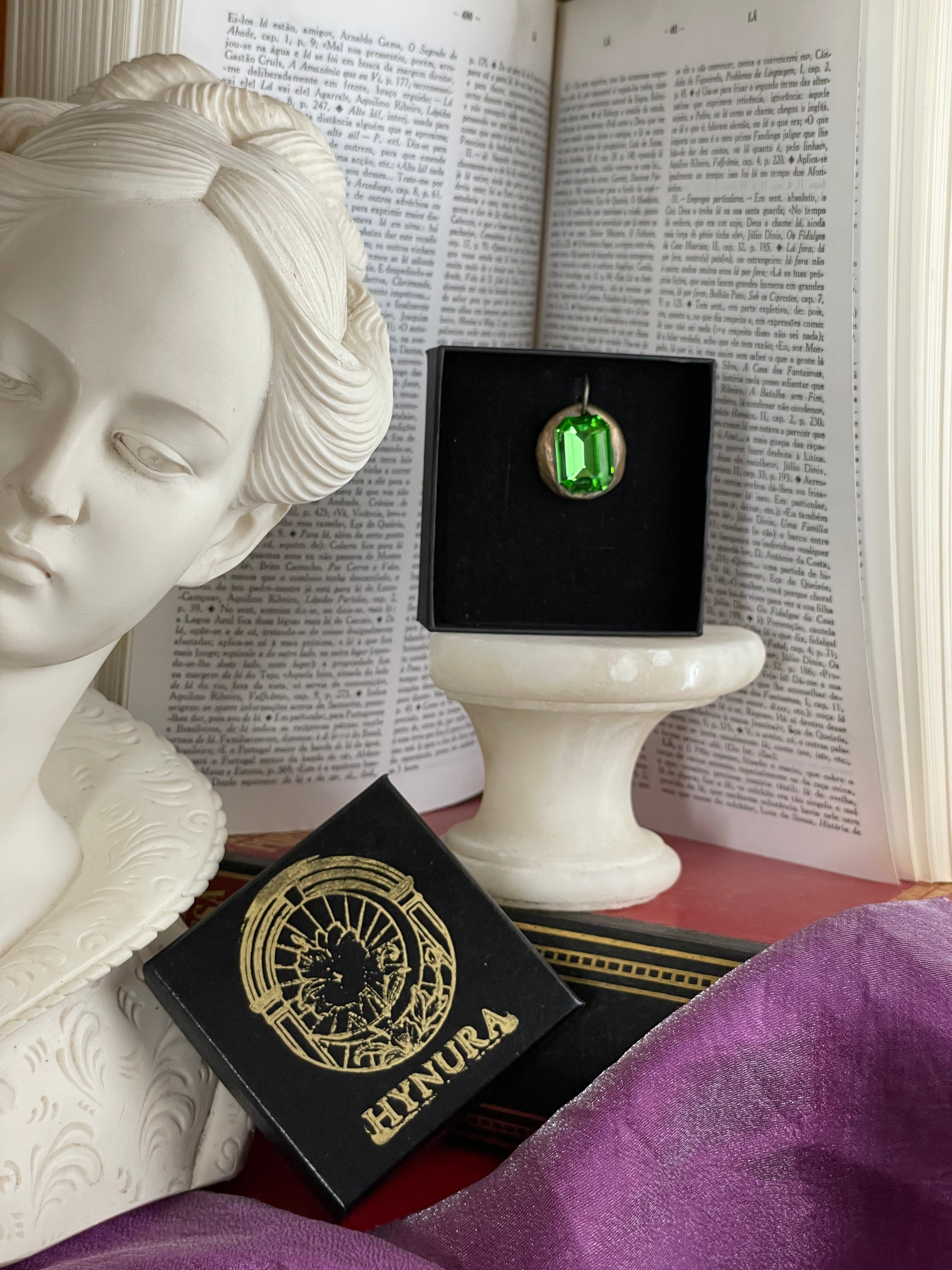 Pendente artesanal de esmeralda com pendente de cristal verde.