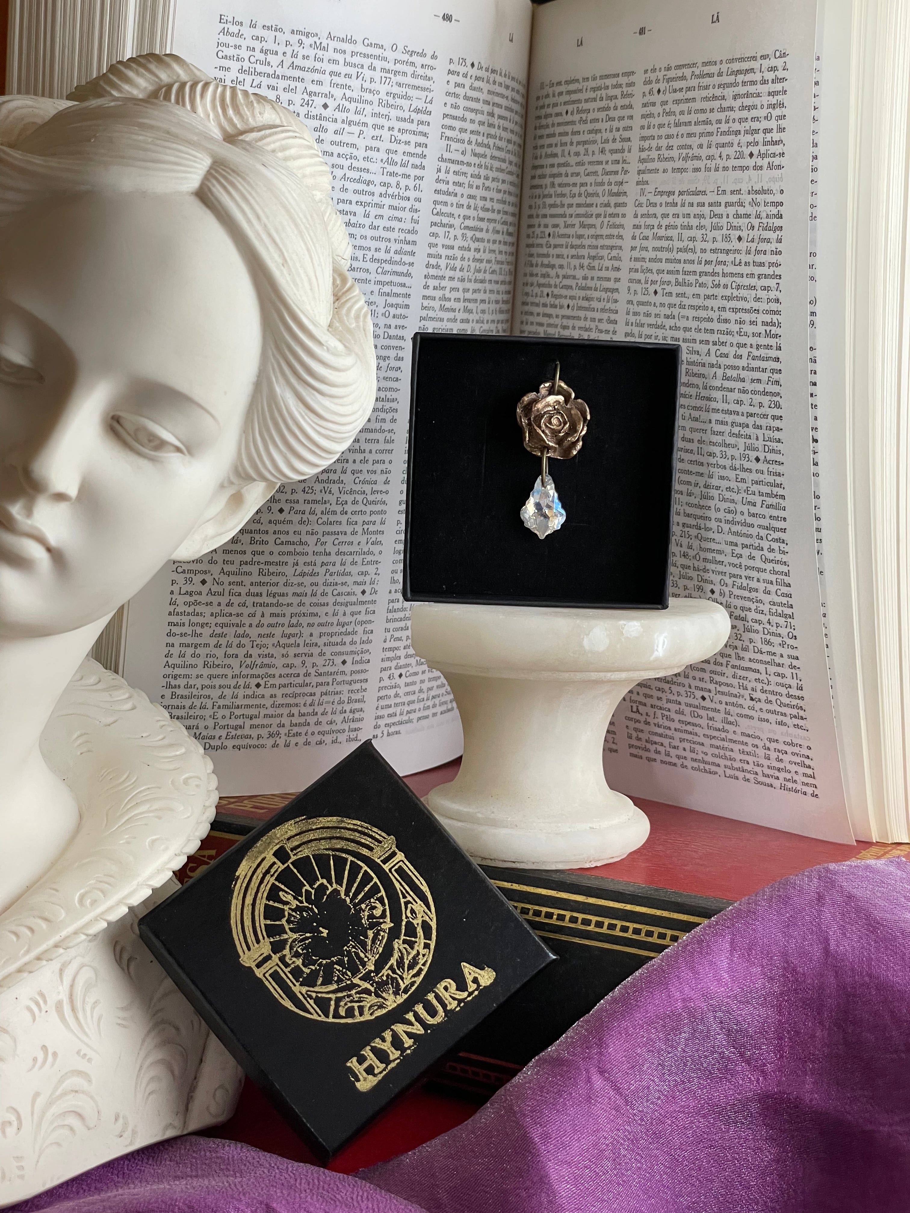 Coleção Rosarium - Pendente de rosa artesanal em bronze com cristal de opala