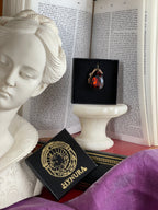 Coleção Barroca Mística – Pendente artesanal em bronze com cristal castanho em forma de lágrima