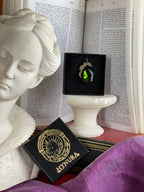 Coleção Barroca Mística – Pendente em bronze feito à mão com cristal verde em forma de lágrima