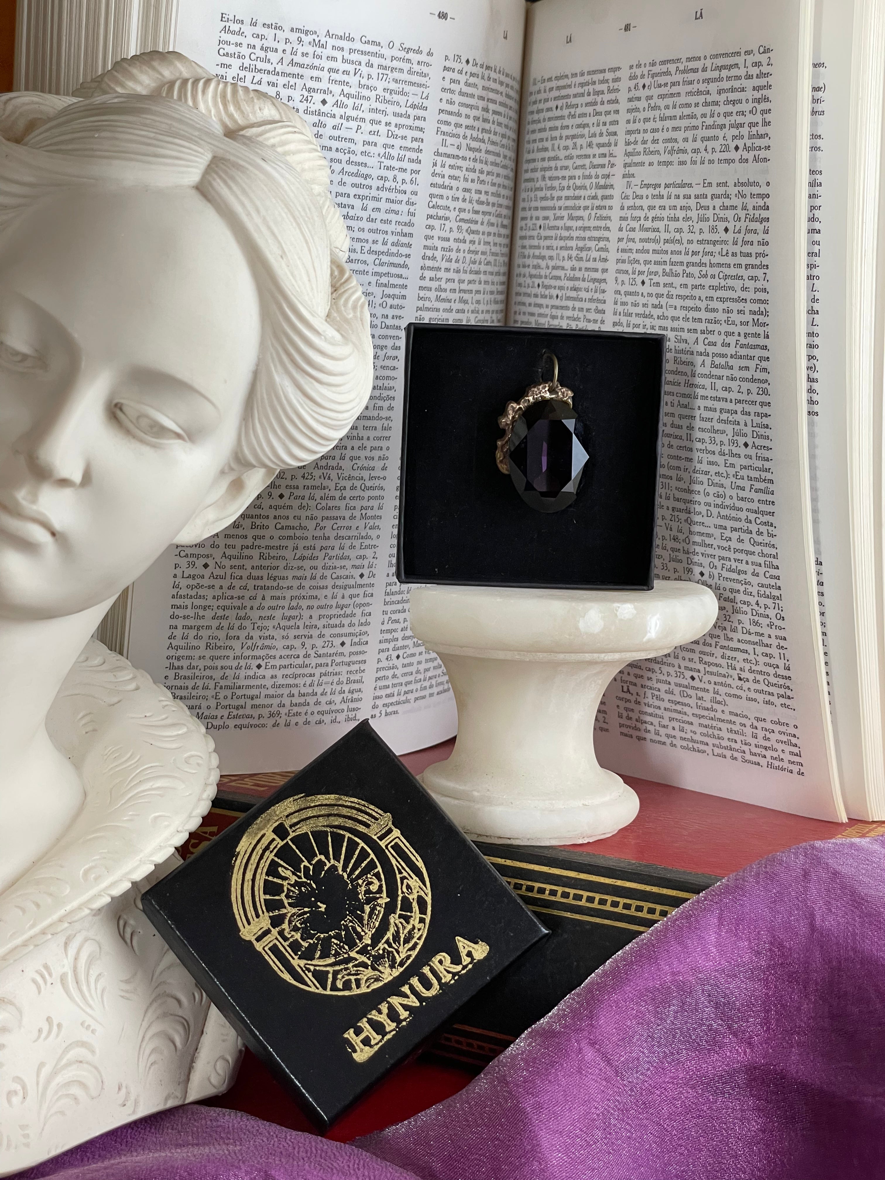 Coleção Barroca Mística – Pendente artesanal em bronze com cristal oval roxo meia-noite