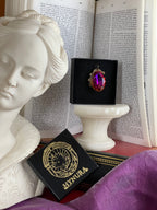 Coleção Barroca Mística – Pendente artesanal em bronze com cristal oval fúcsia