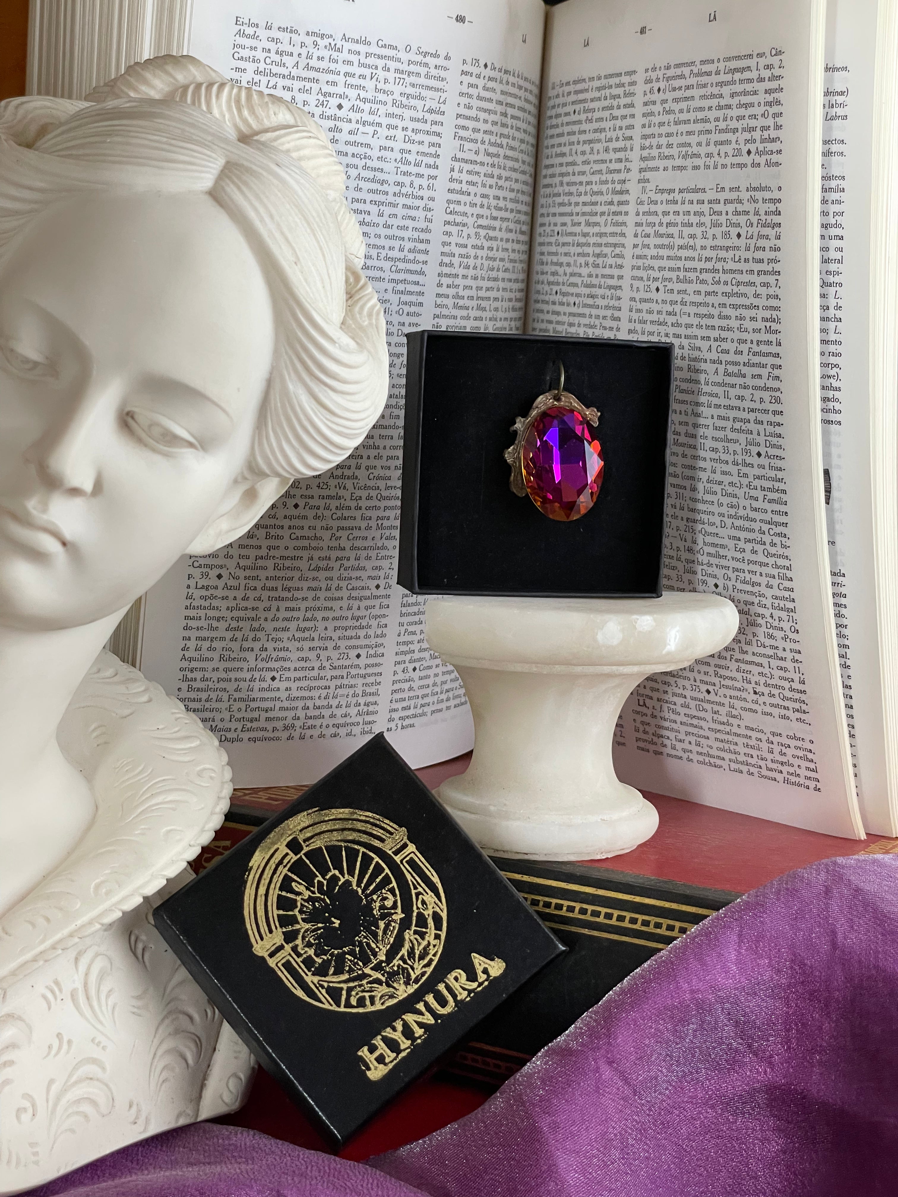 Coleção Barroca Mística – Pendente artesanal em bronze com cristal oval fúcsia