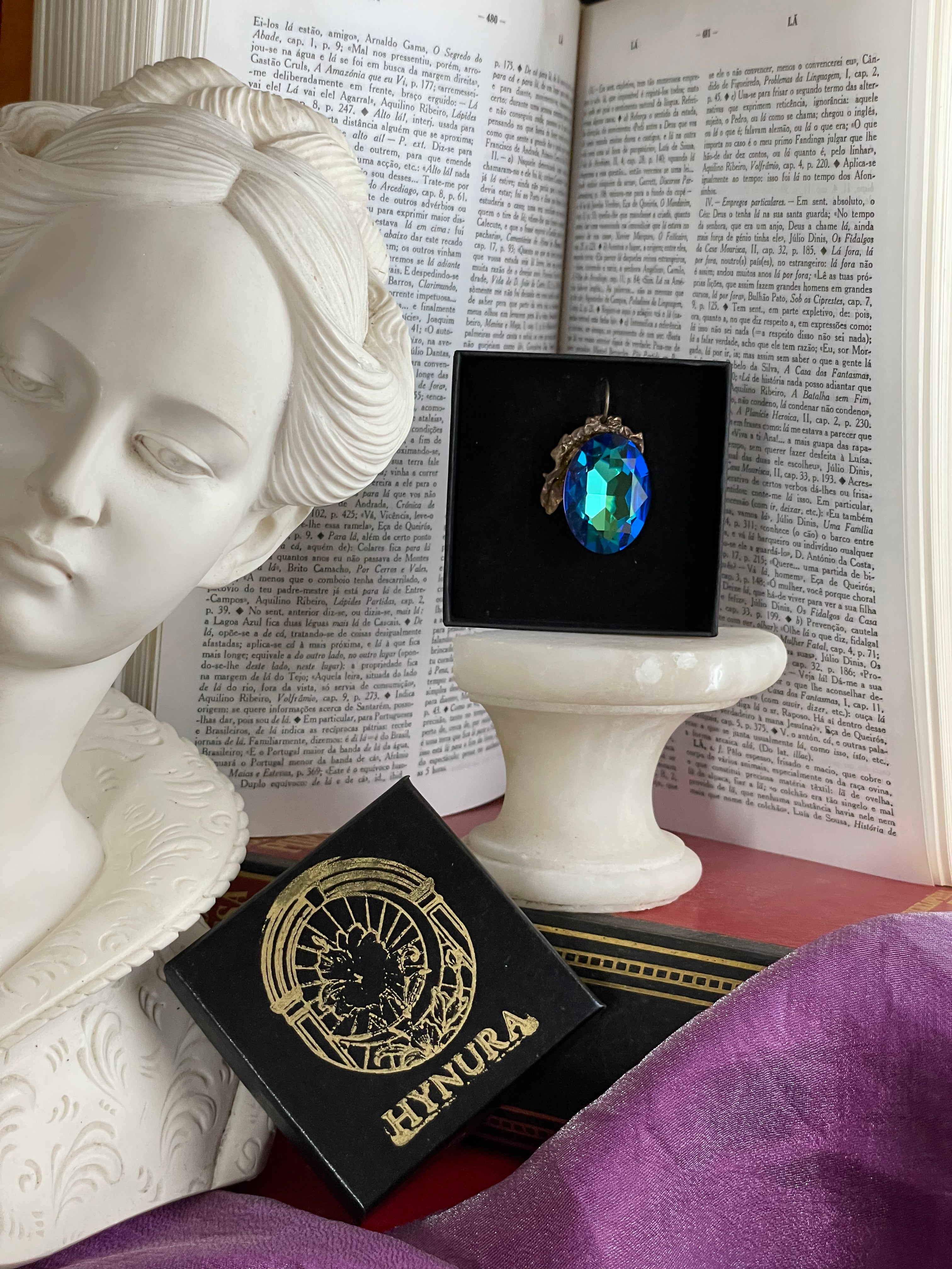 Coleção Barroca Mística – Pendente artesanal em bronze com cristal oval azul elétrico