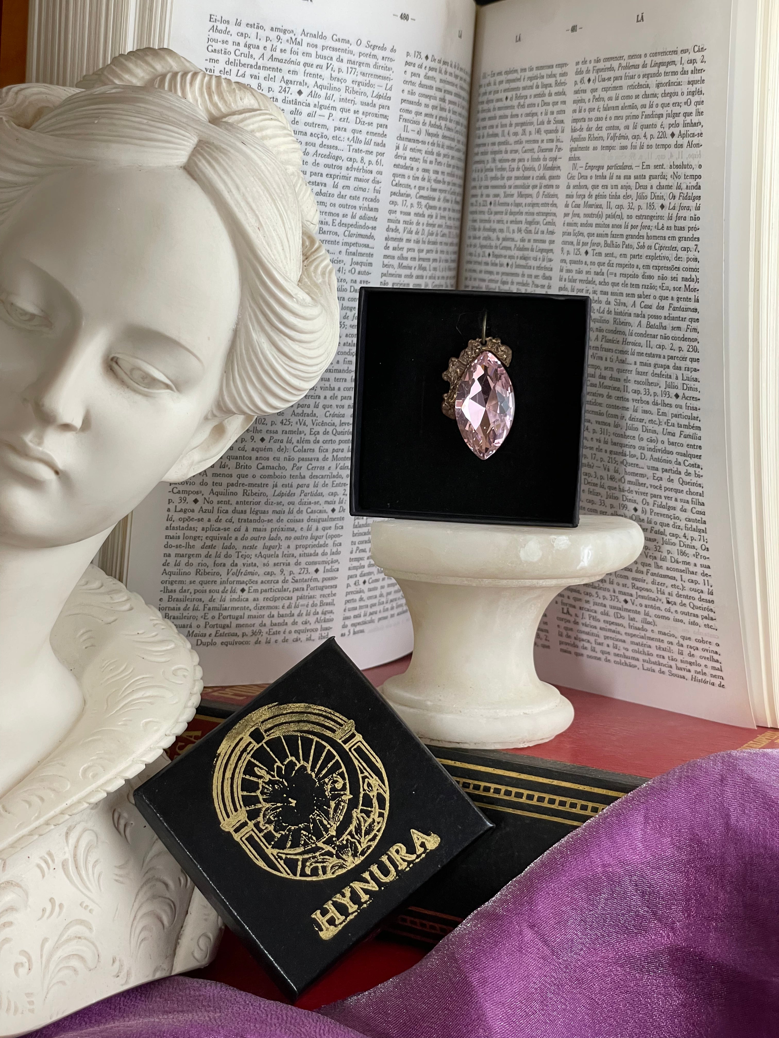 Coleção Barroca Mística – Pendente artesanal em bronze com cristal rosa claro em corte marquise.