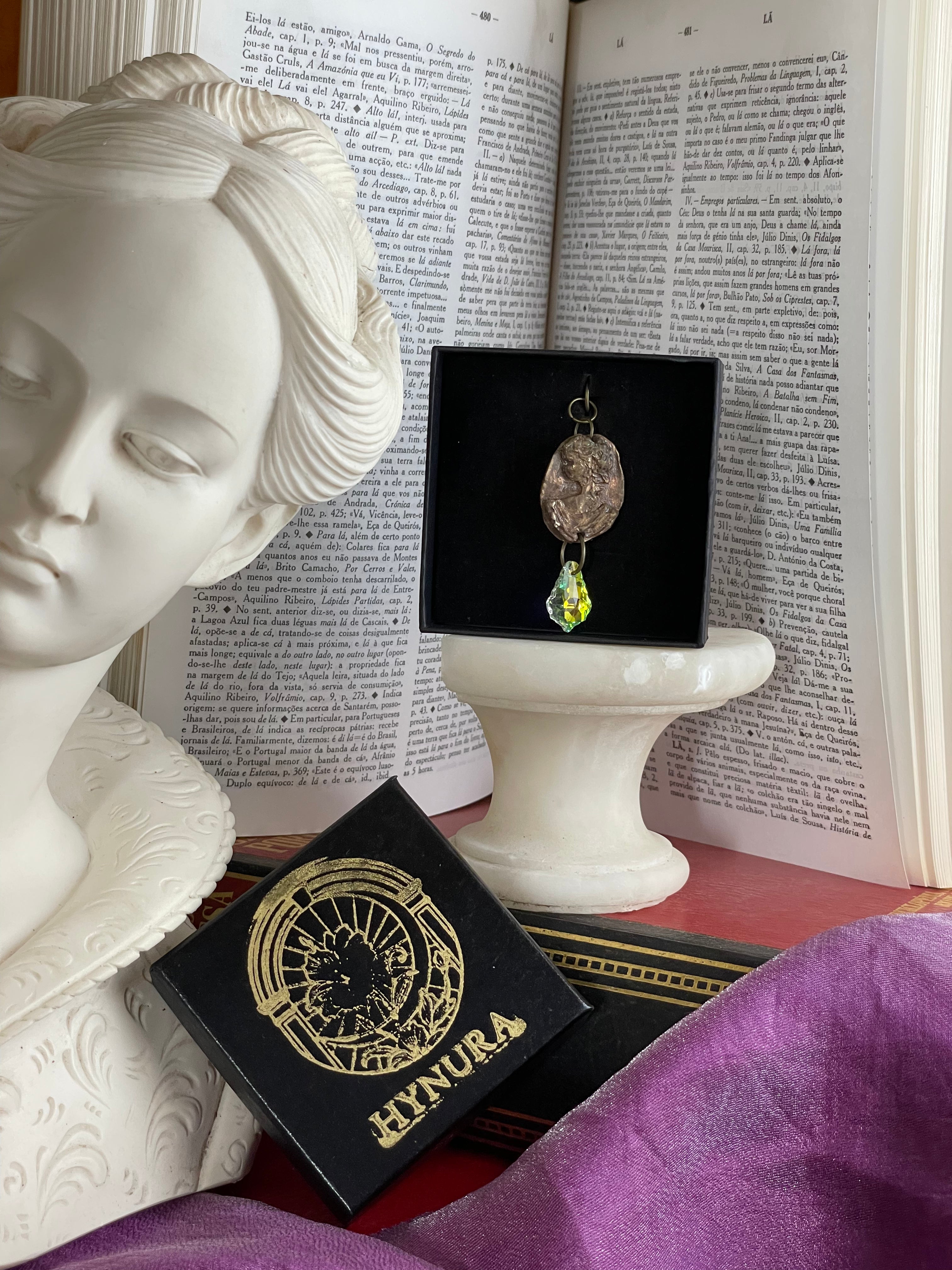 Medalhão romano em bronze feito à mão com cristal iridescente