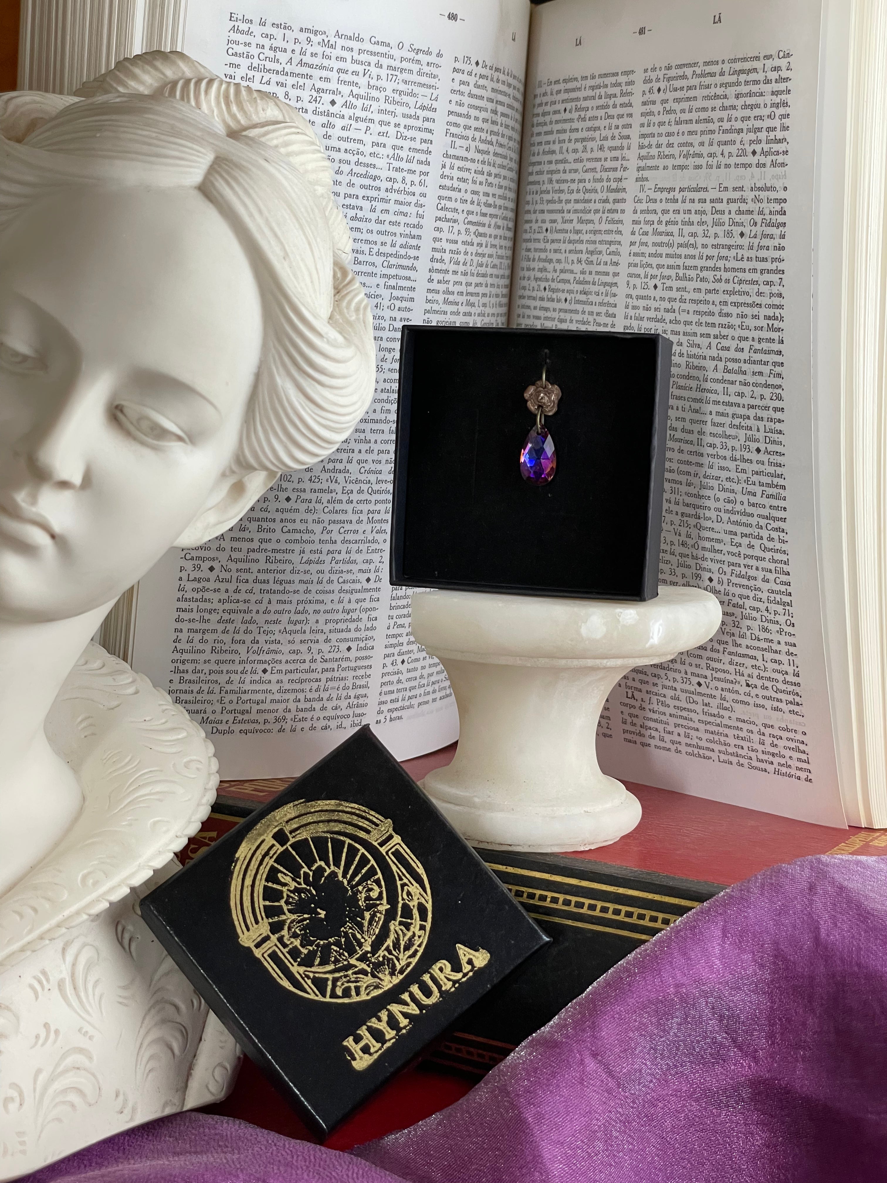 Coleção Rosarium - Pendente de rosa em bronze feito à mão com cristal fúcsia