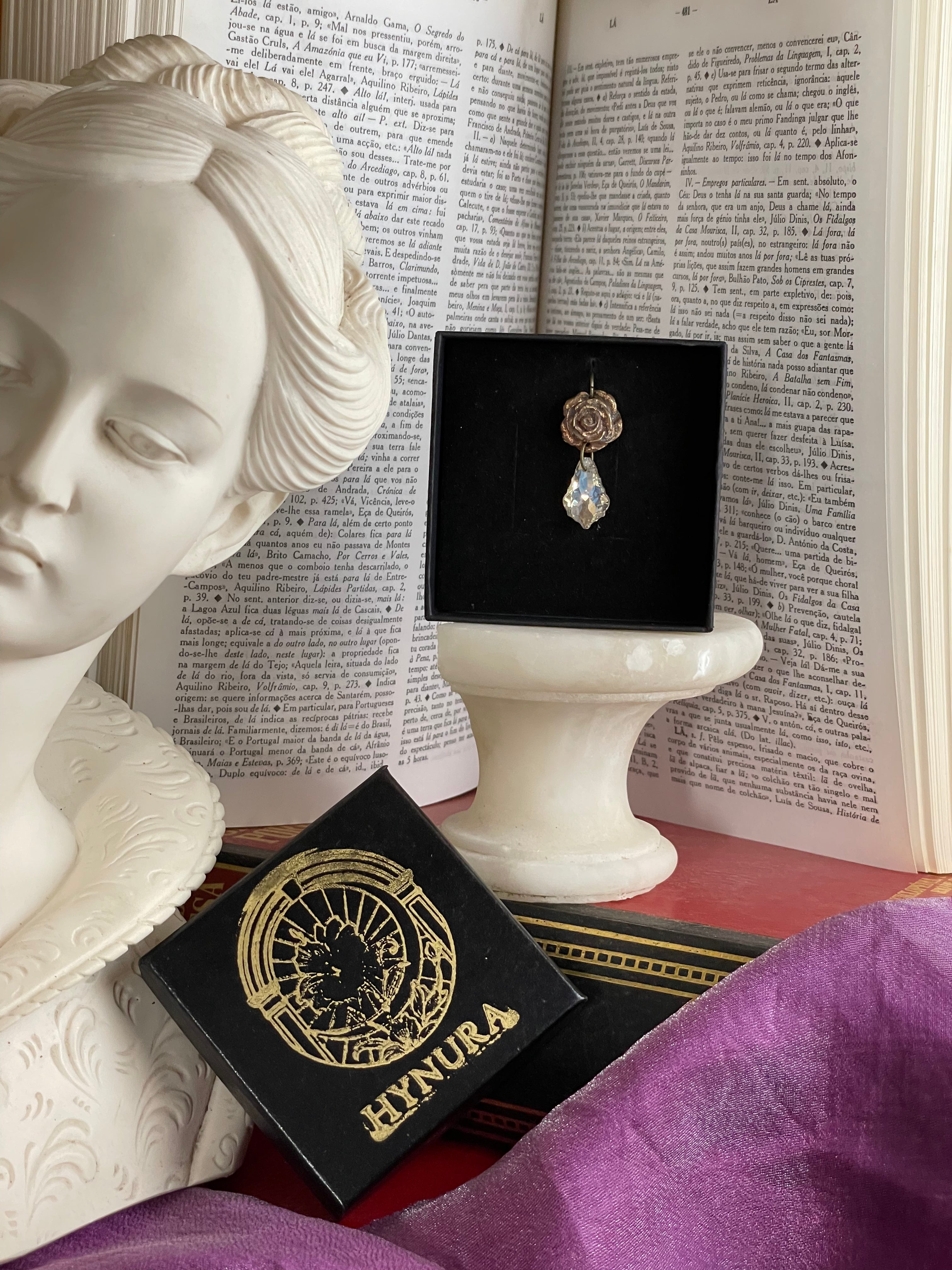 Coleção Rosarium - Pendente de rosa artesanal em bronze com cristal branco