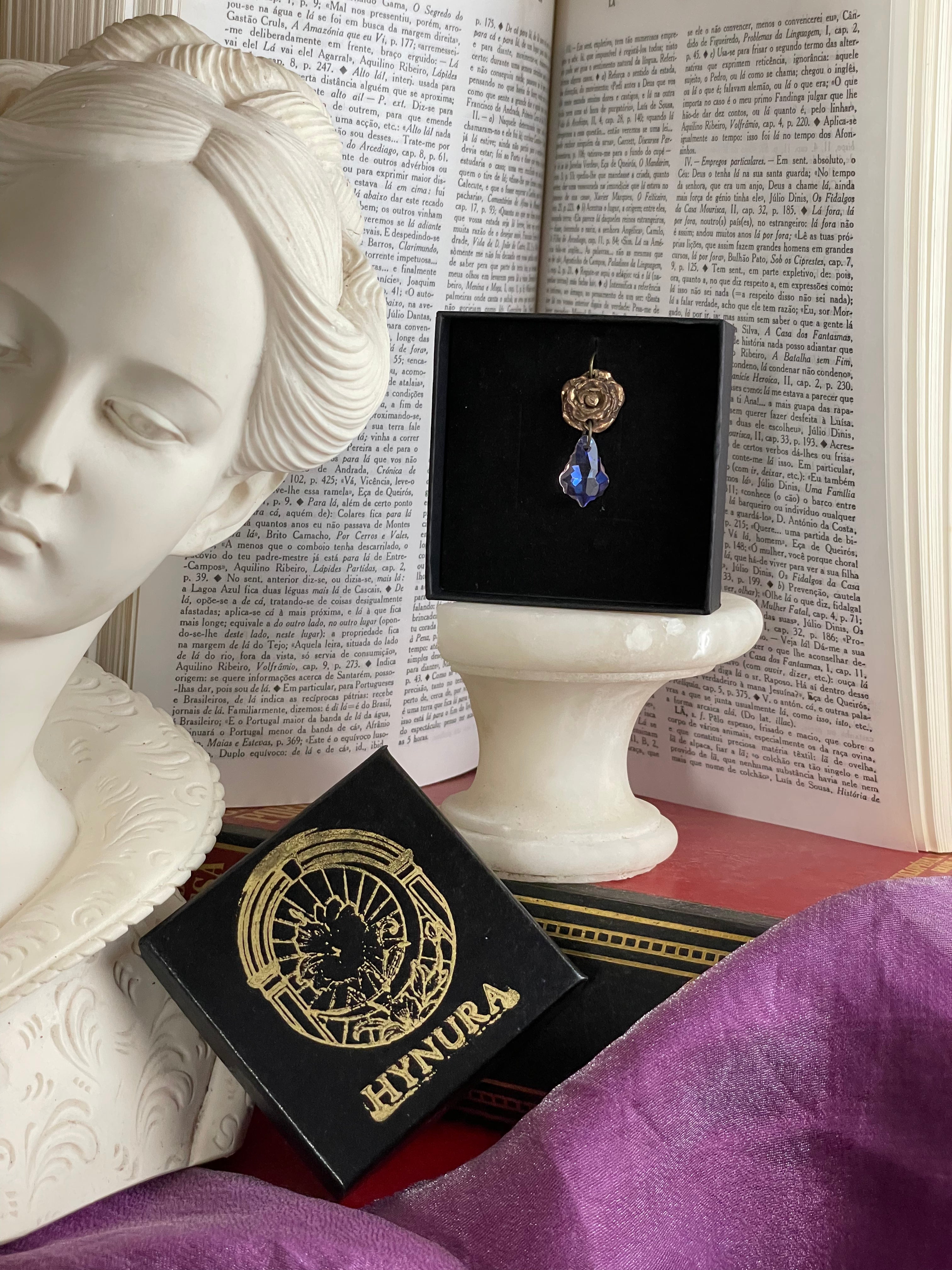 Coleção Rosarium - Pendente rosa artesanal em bronze com cristal rosa