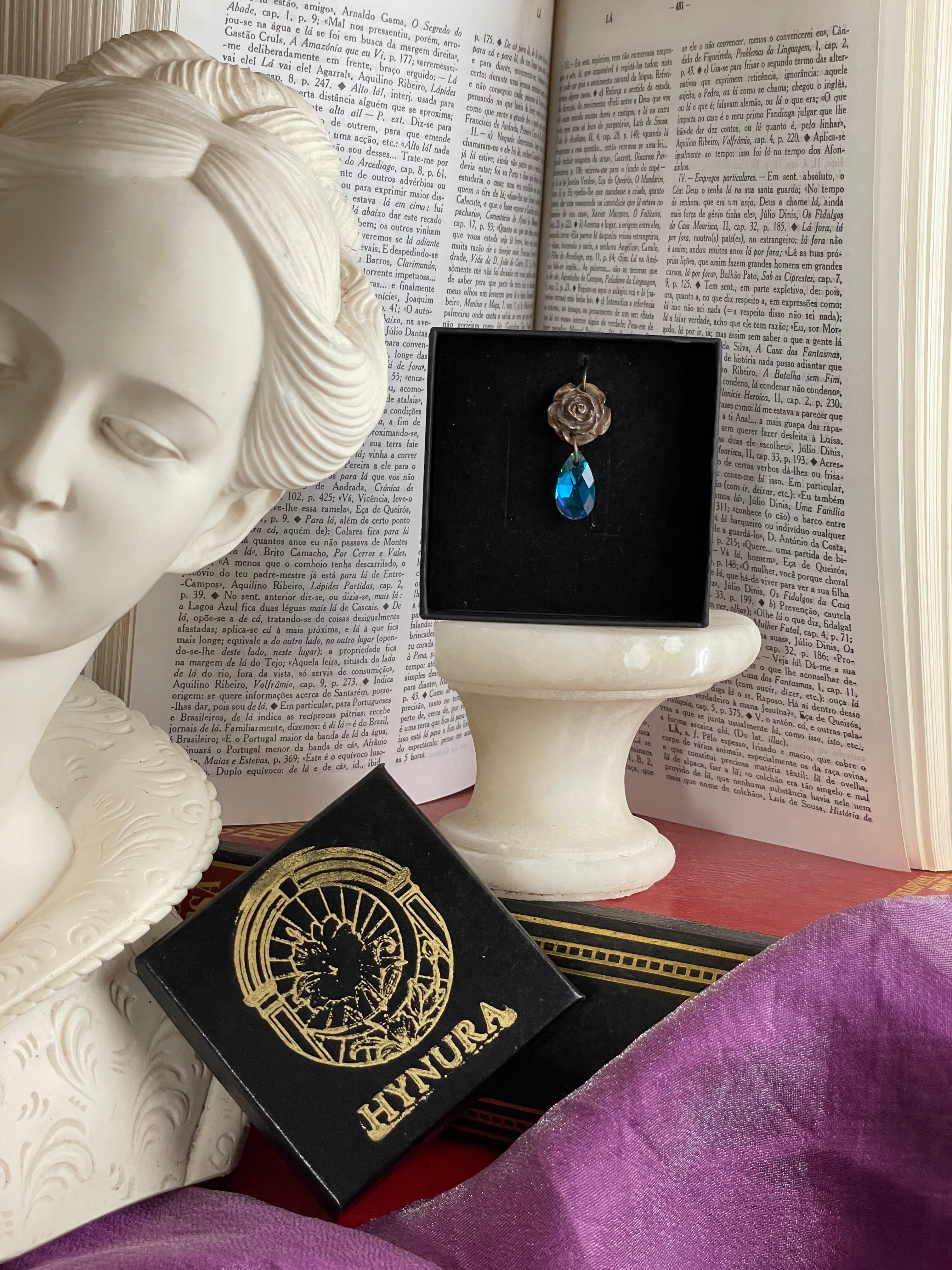 Coleção Rosarium - Pendente de rosa artesanal em bronze com cristal azul esmeralda