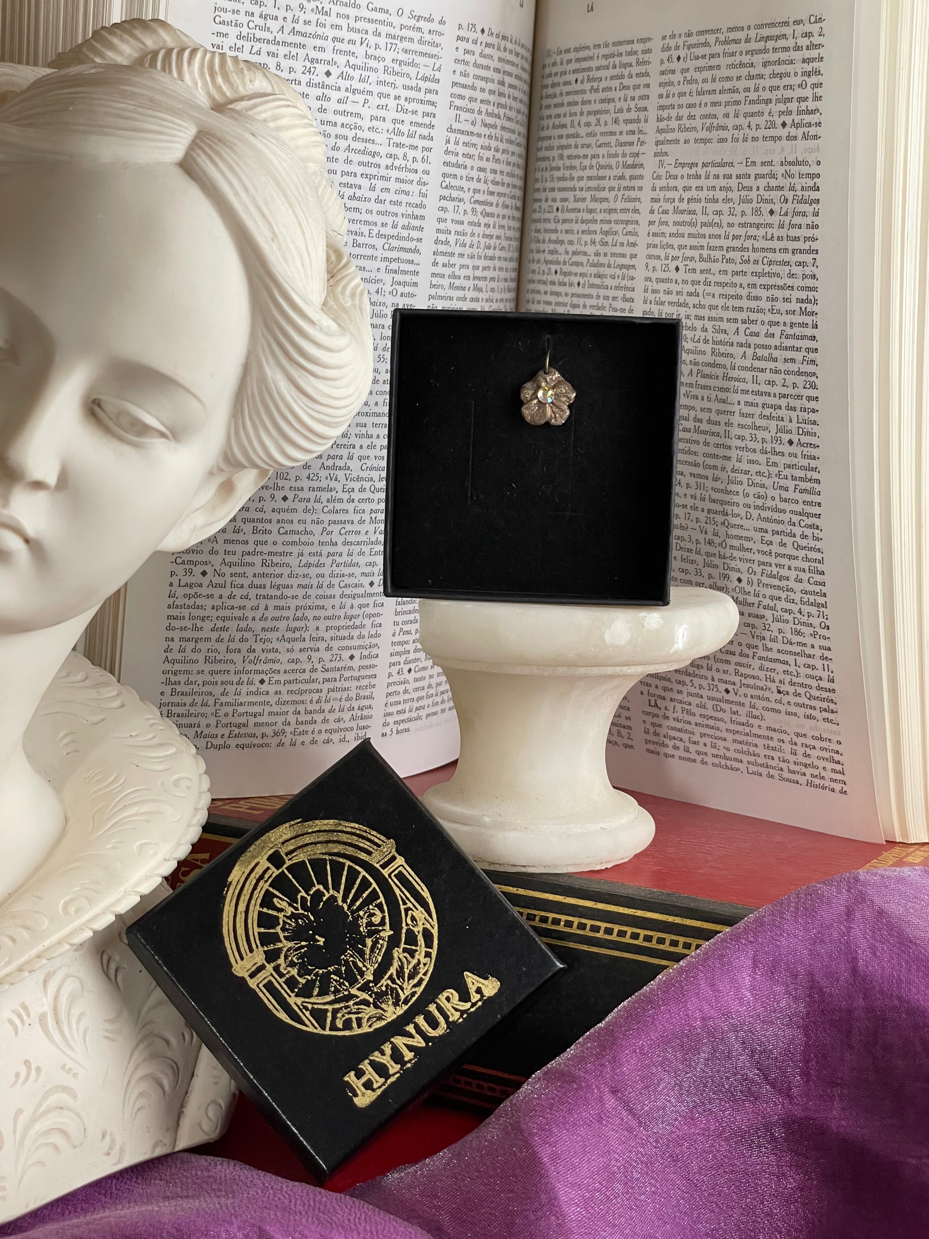 Coleção Flor Eterna – Pendente Flor em Bronze Feito à Mão com Cristal de Opala Amarela