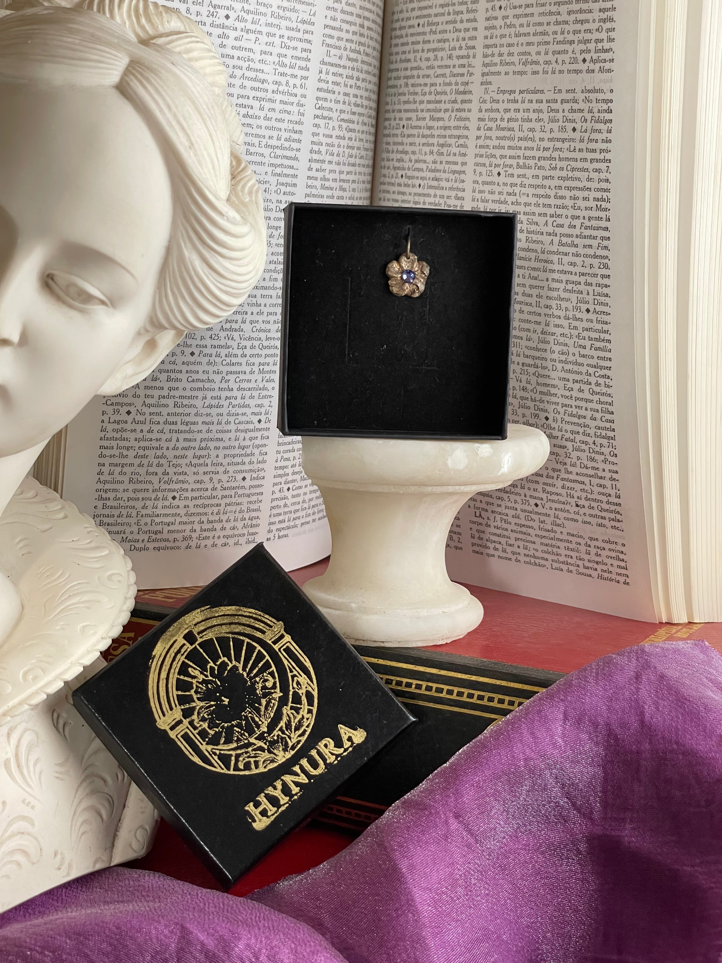 Coleção Flor Eterna – Pendente Flor em Bronze Feito à Mão com Cristal Tanzanita